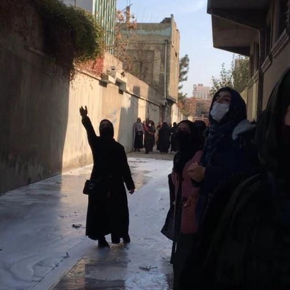 شهر هرات چهره نظامی به خود گرفته است، زنان معترض میگویند «طالبان ترسو هستند»