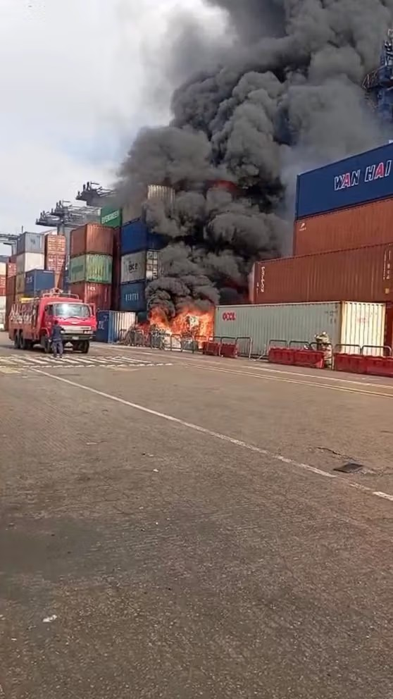 د جنورۍ په میاشت کې د کراچۍ په بندر کې د اور لګېدو له امله په نړيوال ټرمينل کې نزدې ۲۸ کانټينرې سوځېدلې وې.