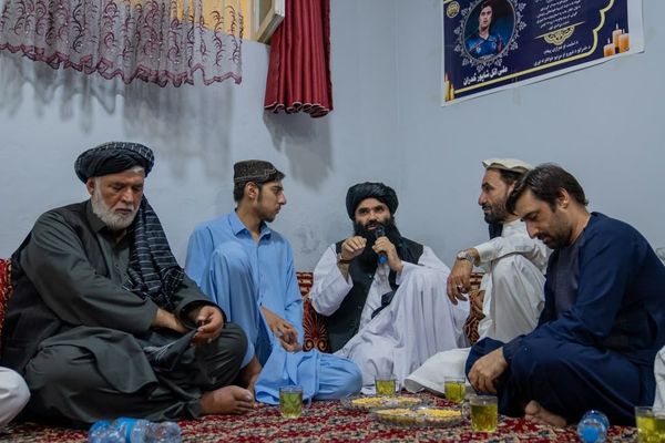 سراج الدین حقاني د غمرازۍ لپاره کابل کې د شاپور ځدراڼ کور ته ورغلی