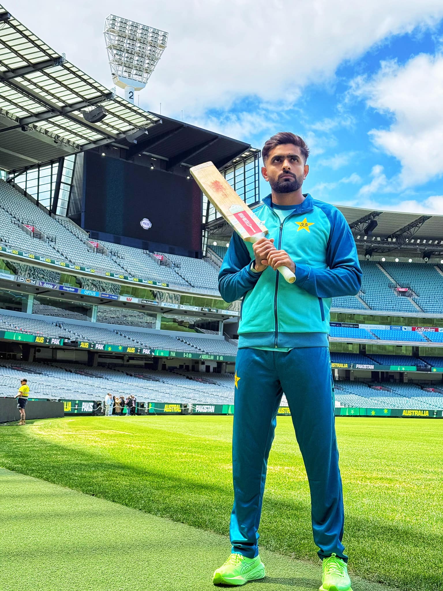 د پاکستان د کرېکټ لوبډلې پیلیز توپ وهونکی بابر اعظم