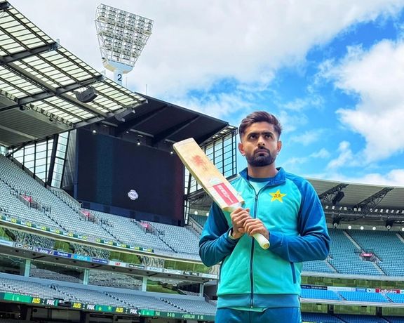 د پاکستان د کرېکټ لوبډلې پیلیز توپ وهونکی بابر اعظم