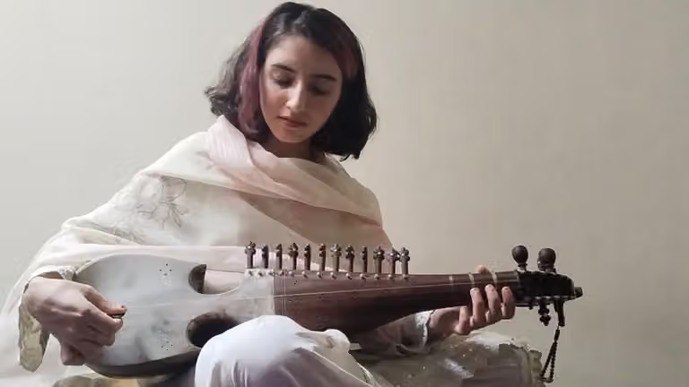 فنانة تروي آلام النساء بأوتار الرباب