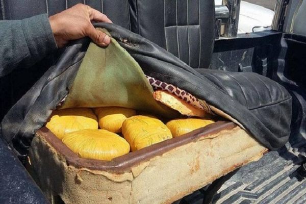 طالبانو په بغلان کې د ۱۸ کیلوګرامه تاریاکو د قاچاق په تور دوه تنه نیولي