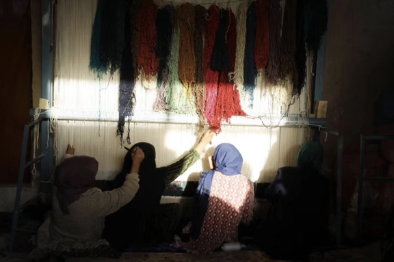 الأمم المتحدة: النساء والفتيات في أفغانستان هنّ الأكثر تضرراً