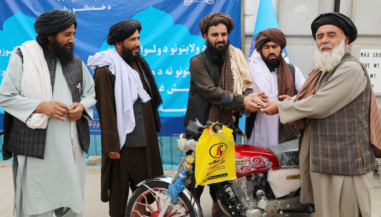 وزارت معارف طالبان ۲۵۰ موترسایکل به آمرین خود توزیع کرد