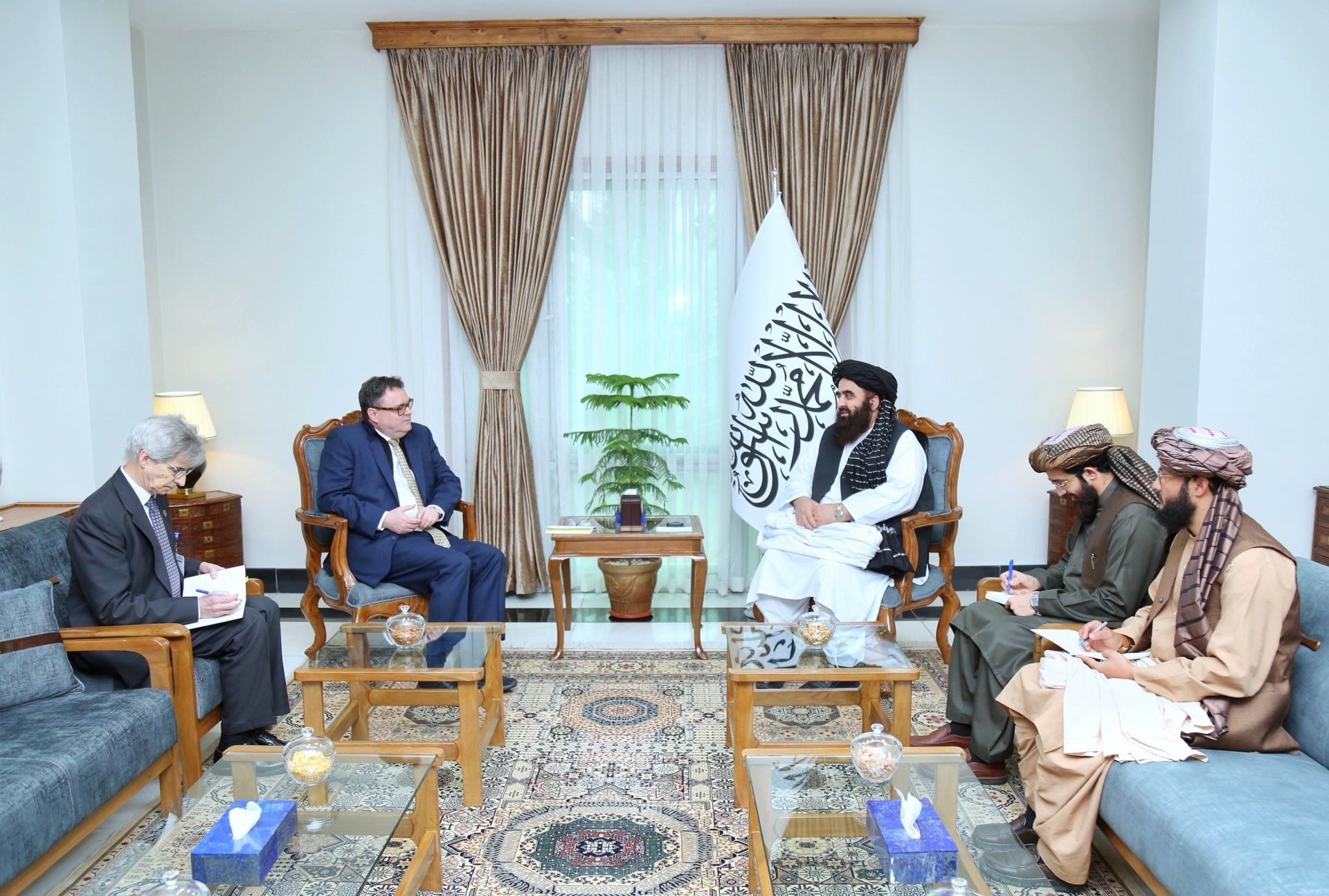 امیر خان متقي: له نړیوالو سره مثبت تعامل او پر متقابل احترام ولاړو اړیکو ته هرکلی کوو