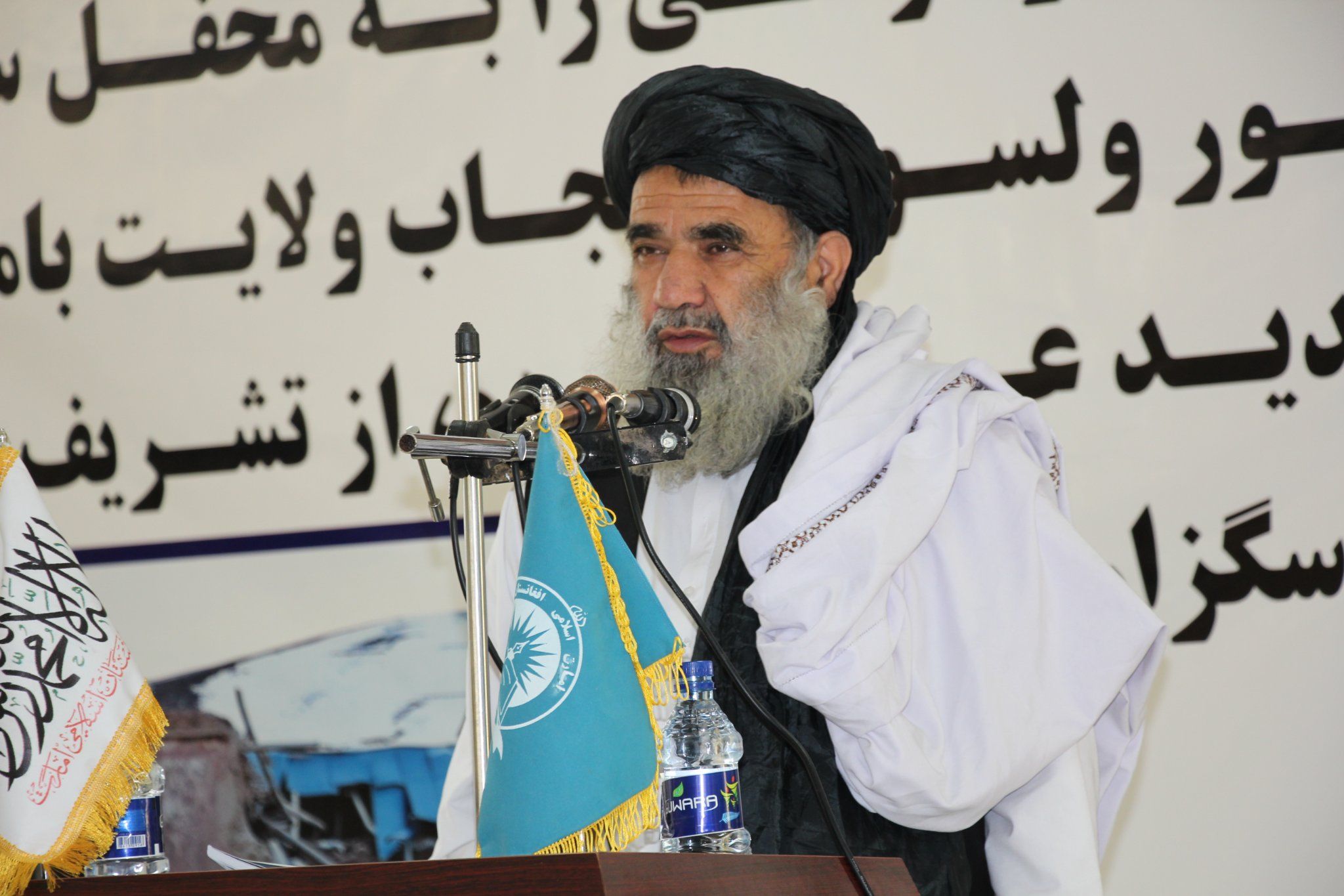 د طالبانو د پوهنې وزیر: په کلاشنکوف او زېړه بوشکه د «دښمن» دفاع نه شو کولی