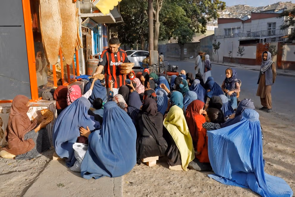 ورلد ویژن: خانوادههای افغان برای رفع نیازهای فوری مواد غذایی خود را میفروشند