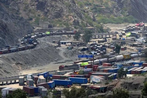 استئناف عمل معبر تورخم بعد تفعيل خدمات الإنترنت في أفغانستان