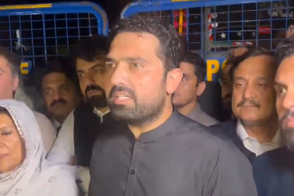 سهیل اپریدي: عمران خان او د هغه مېرمن باید سمدستي روغتون ته ولېږدول شي