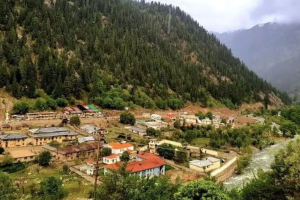 سكان نورستان يطالبون بإعادة فتح الطرق التي أغلقتها باكستان