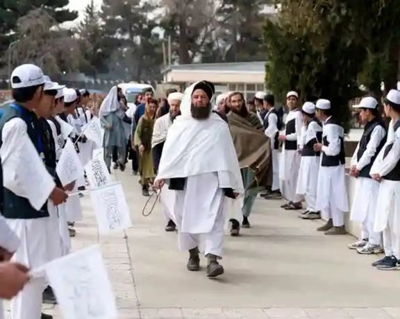 دستور تازه ملاهبتالله درباره اخذ امتحان مدارس دینی از سوی وزارت تحصیلات عالی و معارف | افغانستان اینترنشنال