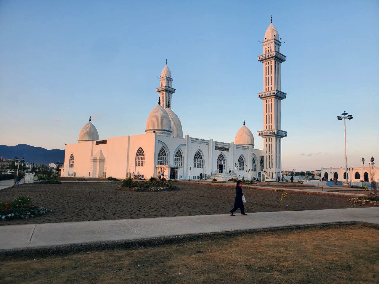 کندهار عينومېنه د حضرت محمد مصطفی (ص) جامع جومات، چې د جمهوريت پر مهال جوړ شوی او څنګ ته يې د کرېکټ نړۍوال لوبغالی دی