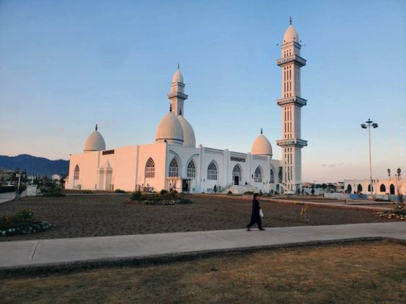 کندهار عينومېنه د حضرت محمد مصطفی (ص) جامع جومات، چې د جمهوريت پر مهال جوړ شوی او څنګ ته يې د کرېکټ نړۍوال لوبغالی دی