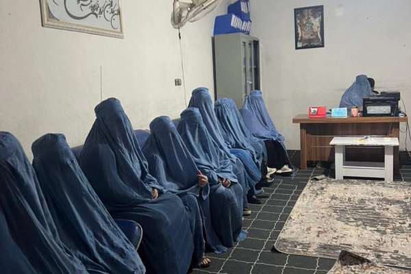 طالبان د هراتۍ ښځو هغه ادعاوې ردوي چې ګواکې دوی هرات کې ښځو ته د چادریو د اغوستلو امر کړی