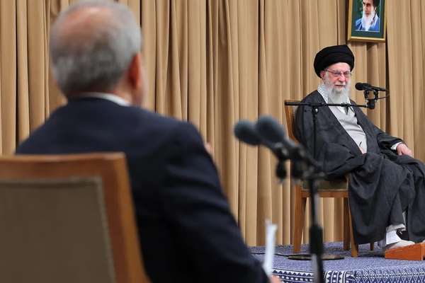 له خامنهیي سره د پزشکیان ژمنه: چین او روسیه په ایران کې پانګونه کوي