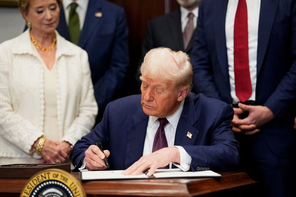 ترامب يعلن فرض تعريفات جمركية جديدة على جميع دول العالم