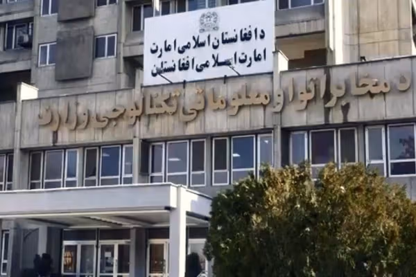 د ټلیفوني زنګ پر مهال به د جبري نکاح په اړه د هبتالله فرمان اورول کېږي