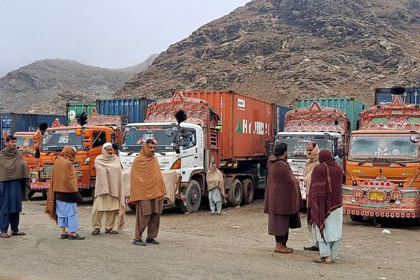 'هشت هزار کانتینر بازرگانان افغان' در پاکستان متوقف شدهاند