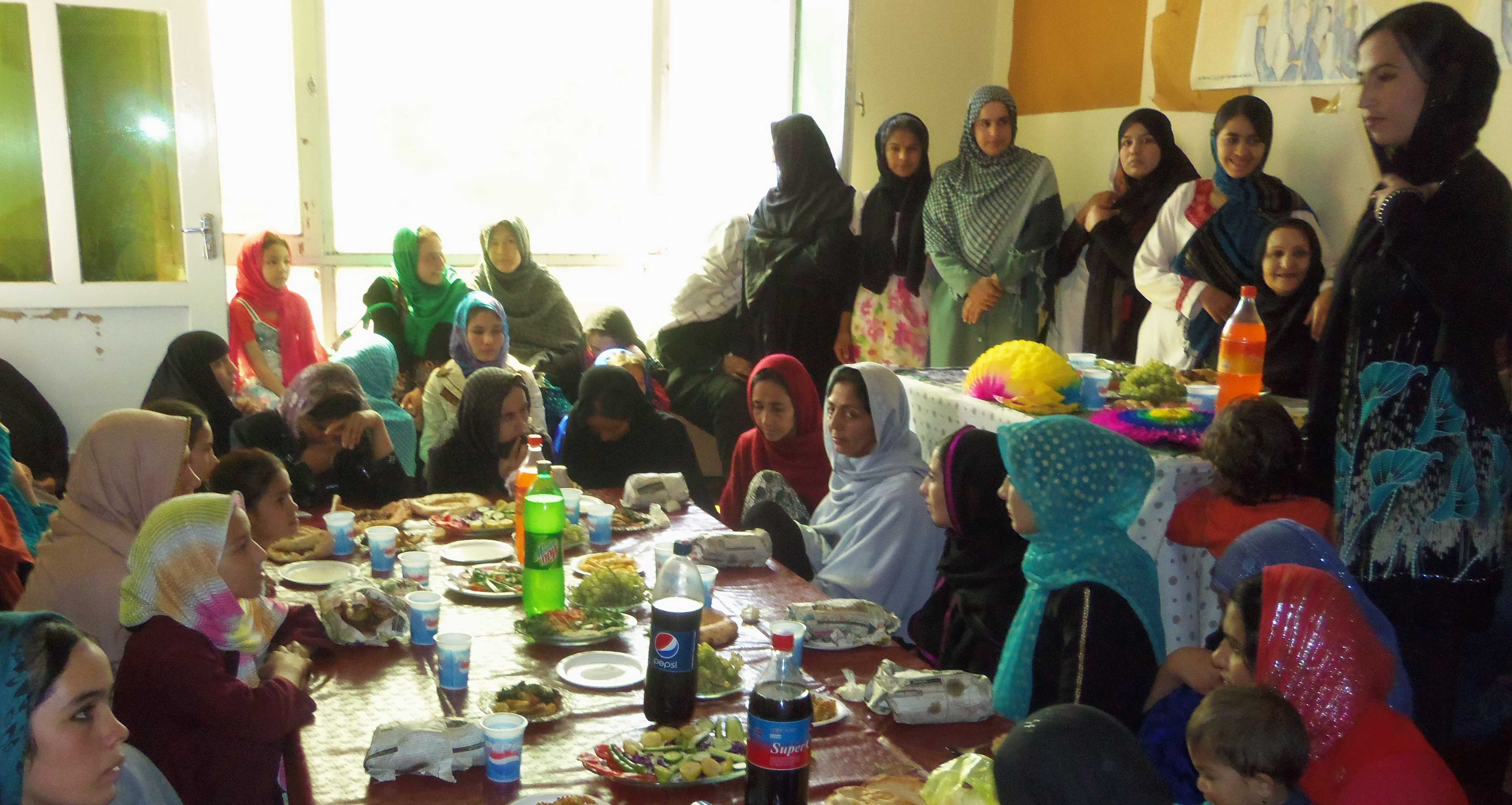د ښوونکو نړیواله ورځ؛ طالبانو له ښوونځیو د نه نمانځلو غوښتنه کړې