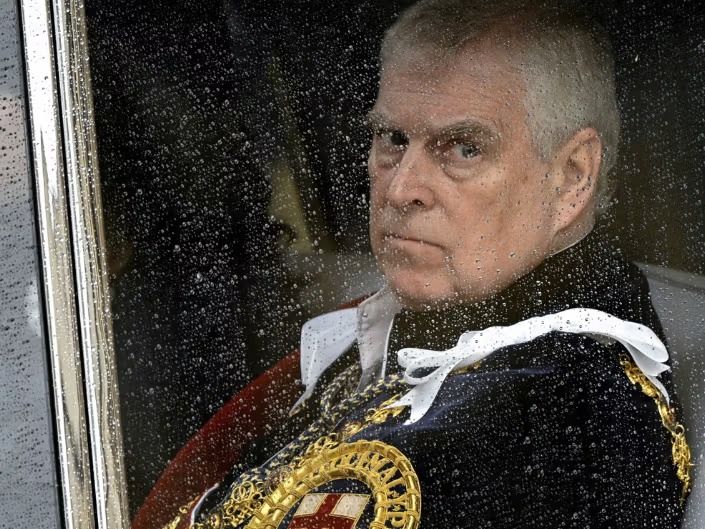 پادشاه بریتانیا برادرش را از عنوان‌های درباری خلع و از اقامتگاه سلطنتی اخراج کرد