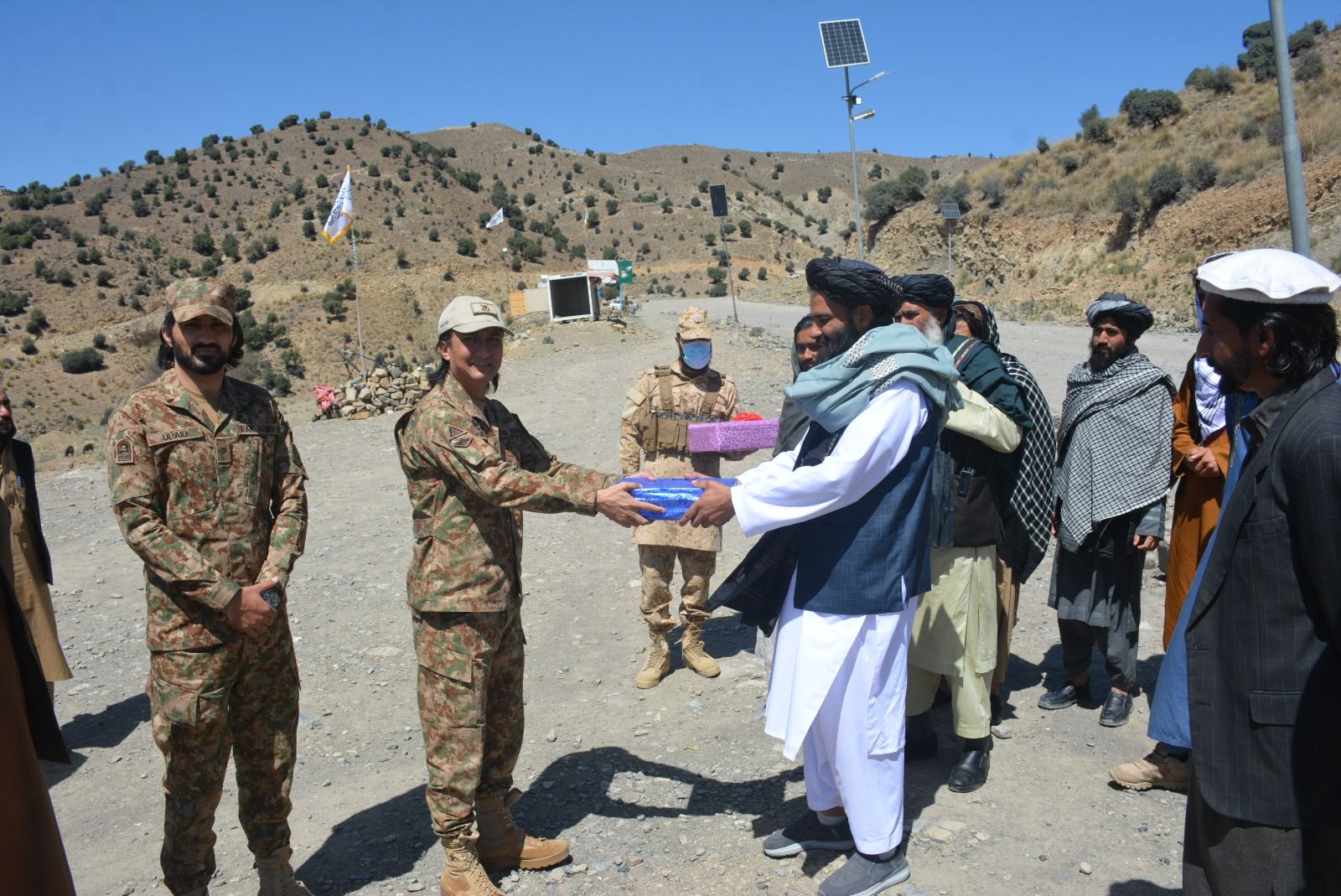 طالبانو او پاکستاني پوځیانو پر ډیورنډ کرښه خولې سره خوږې کړې