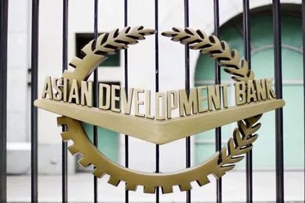 طالبان: د اسیا پراختیايي بانک رییس وايي چې له افغانستان سره خپله همکاري روانه ساتي