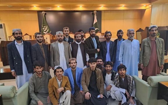 فرمانده گروه شورشی ارتش ملی بلوچ با ۷۰ عضو خود به حکومت پاکستان تسلیم شد