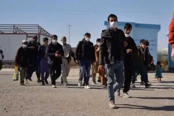 د جګړې له امله؛ په ایران کې مېشت افغانان بېړنۍ ستنېدنې ته اړ شوي دي