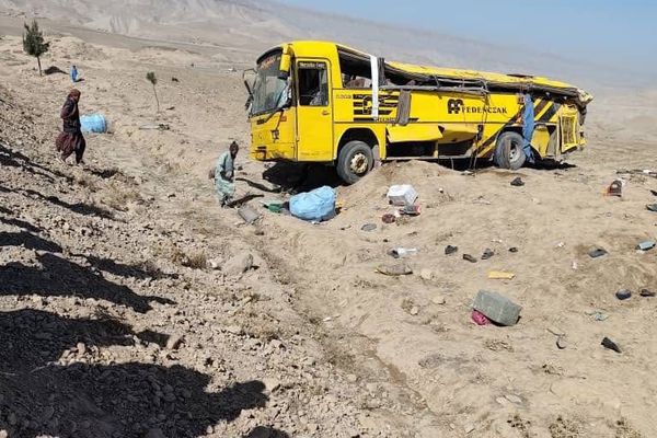 په بادغیس کې د مسافر وړونکي بس د اوښتو له امله ۹ کسان مړه او ۳۵ ټپیان شوي