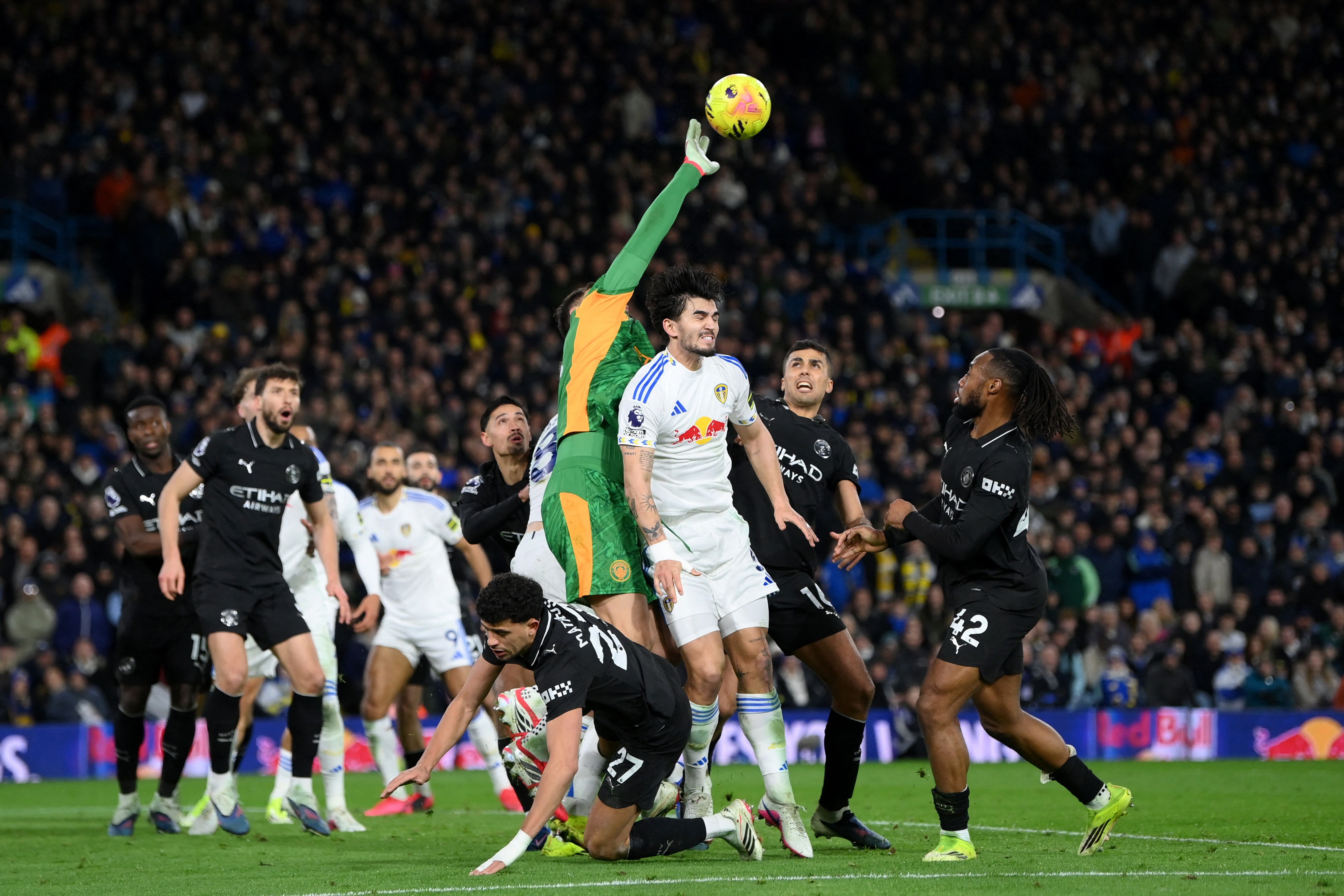 پیروزی مقابل لیدز یونایتد و فاصله دو امتیازی منچسترسیتی تا صدر جدول