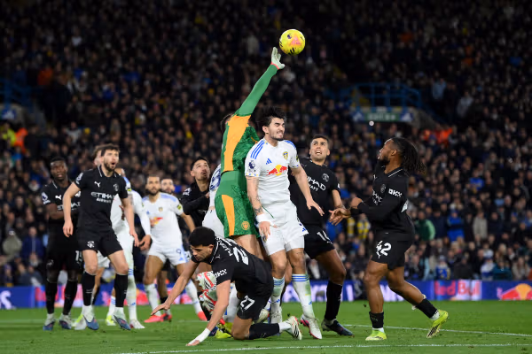 پیروزی مقابل لیدز یونایتد و فاصله دو امتیازی منچسترسیتی تا صدر جدول