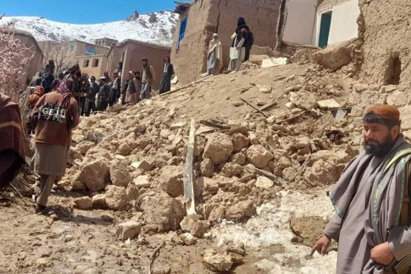 میدان وردګ کې د یوه کور د چت پرېوتو پېښه کې درې تنه مړه او دوه نور ټپيان شوي دي