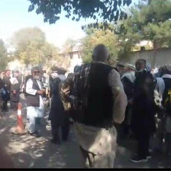 بازنشستگان در اعتراض به پرداختنشدن حقوق سه ساله خود، خیابان وزارت مالیه را بستند