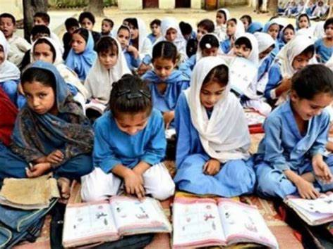 د خېبر پښتونخوا نجونو یو ښوونځی، چېرې چې پښتنې نجونې په اردو ژبه زده کړې کوي