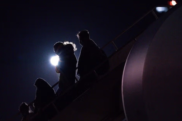 سكاي نيوز تكشف عن لاجئين أفغان في بريطانيا يسافرون سراً إلى أفغانستان رغم مزاعم الخطر