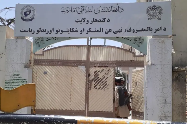 باشندگان قندهار: محتسبان امر به معروف طالبان جوانان را در جاده‌ها تفتیش و تهدید می‌کنند