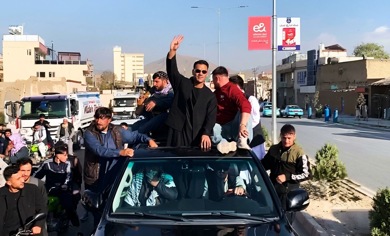استقبال مردم غرب کابل از علی بلال؛ قدردانی قهرمانی که به قهرمانان افغانستان احترام گذاشت