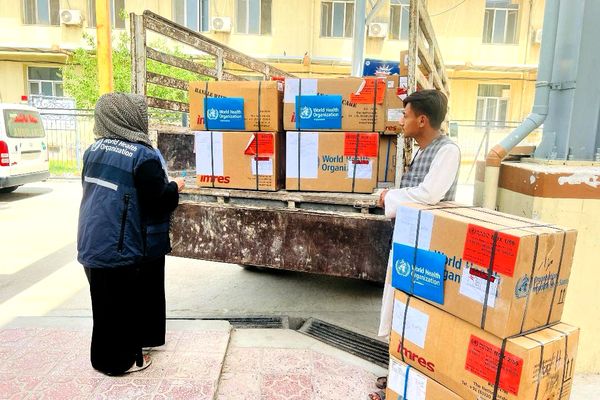 سازمان بهداشت ۸۳ تُن تجهیزات پزشکی به افغانستان ارسال کرد