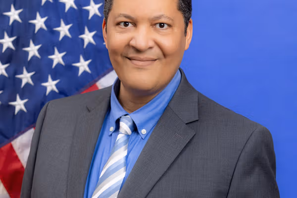 د امریکا استازی: طالبان په مذاکراتو کې له بندیانو د فشار د وسیلې په توګه کار اخلي