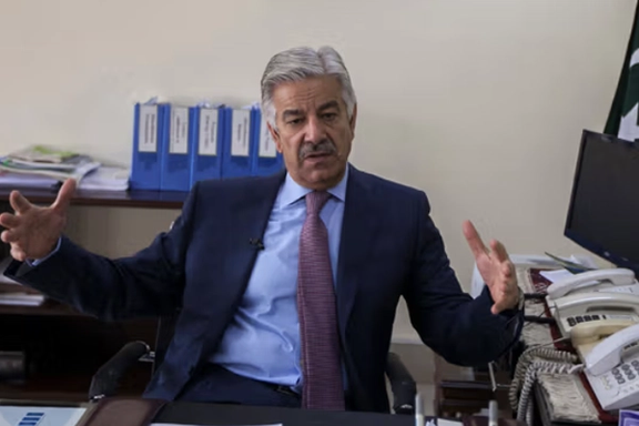 وزير الدفاع الباكستاني يتهم طالبان بالتعاون مع الهند