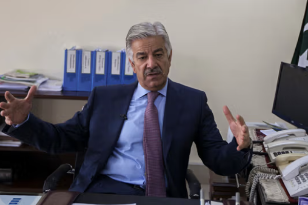 وزير الدفاع الباكستاني يتهم طالبان بالتعاون مع الهند