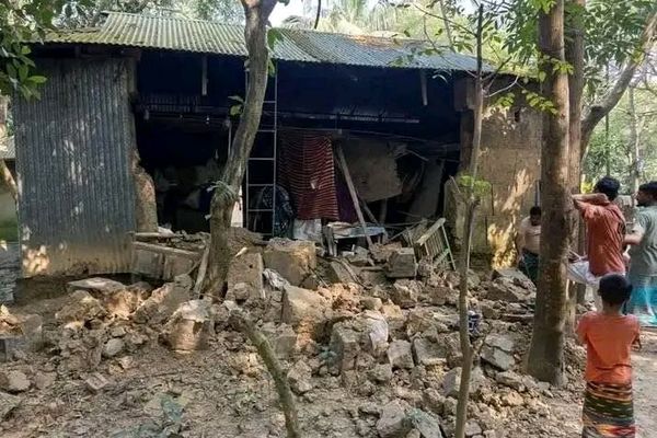 په بنګلهدېش کې د زلزلې له امله د مړو شمېر ۹ ته ورسېد او سلګونه نور ټپیان دي