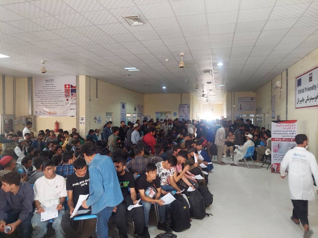 د طالبانو د کډوالو وزارت: له ایران او پاکستانه تر ۷۰۰۰ ډېر افغان کډوال هېواد ته ستانه شوي