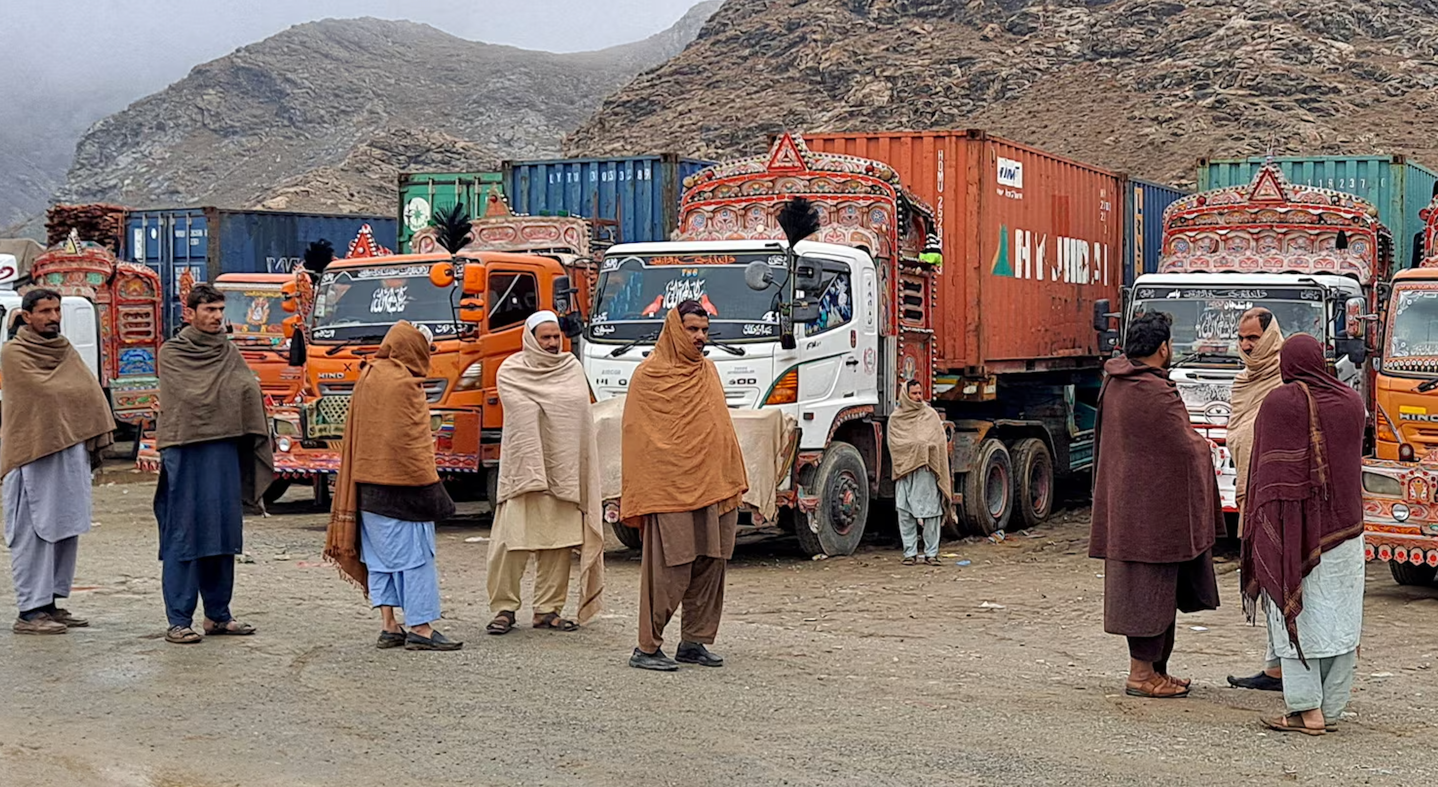 د مېلیونونه ډالرو زیان؛ کابو میاشت وشوه چې پر تورخم سوداګریزه راکړه ورکړه بنده ده