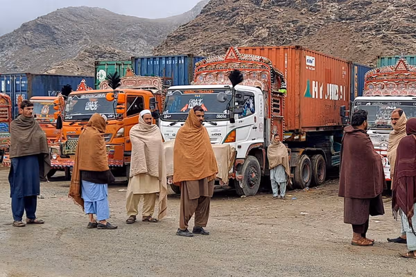 د مېلیونونه ډالرو زیان؛ کابو میاشت وشوه چې پر تورخم سوداګریزه راکړه ورکړه بنده ده