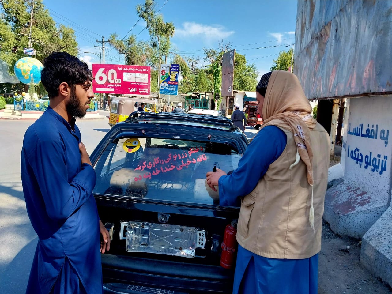 طالبان په ننګرهار کې پر موټرو لیکل شوي شعرونه «د اسلامي ارزښتونو او فرهنګ خلاف» بولي