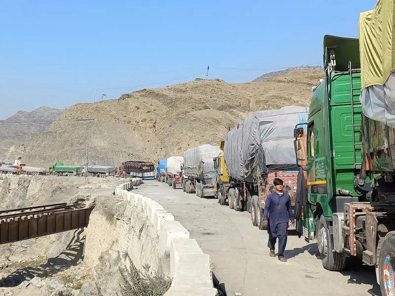 بسته ماندن مرز تورخم؛ 'میلیون‌ها دالر' به بازرگانان افغانستان و پاکستان خسارت وارد شده است