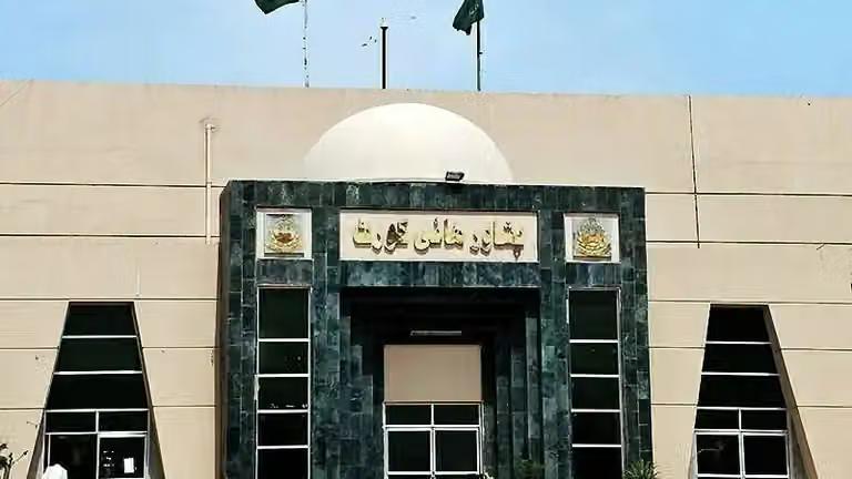 دادگاه عالی پیشاور حکم اخراج ۱۷ پزشک افغان را تعلیق کرد
