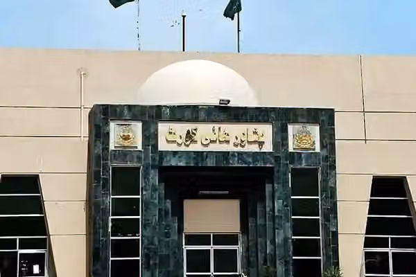 دادگاه عالی پیشاور حکم اخراج ۱۷ پزشک افغان را تعلیق کرد